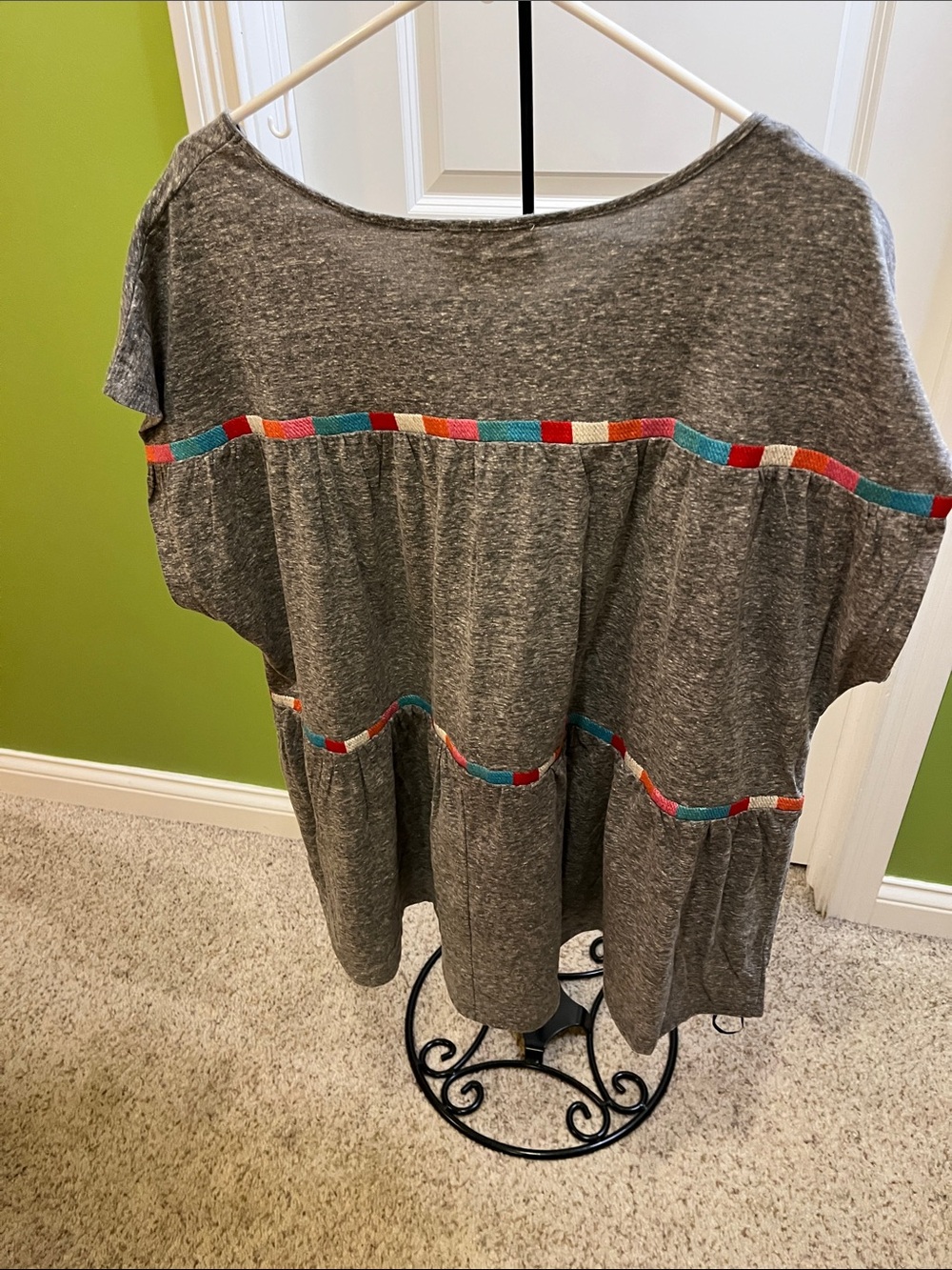 NWT 1x Savanna Jane Gray Short-Sleeve Tiered Tunic with Multicolor Trim - Picture 3 of 3